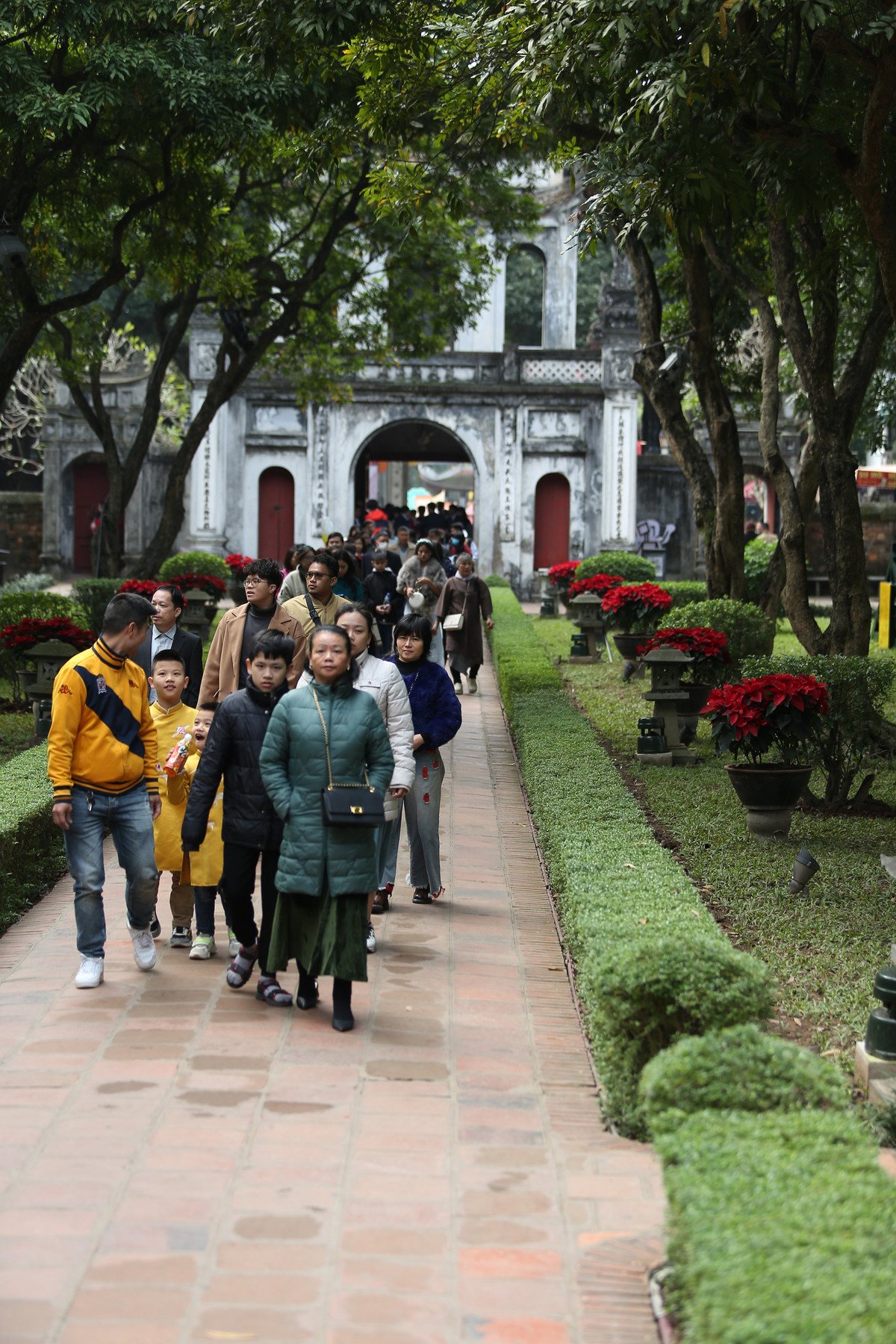 Ngày 12/2, tức mùng 3 Tết Giáp Thìn 2024, người dân Hà Nội hào hứng du xuân ngày đầu năm mới. Hàng ngàn người dân đã tới Văn Miếu - Quốc Tử Giám để thắp hương tưởng nhớ các bậc tiên hiền.