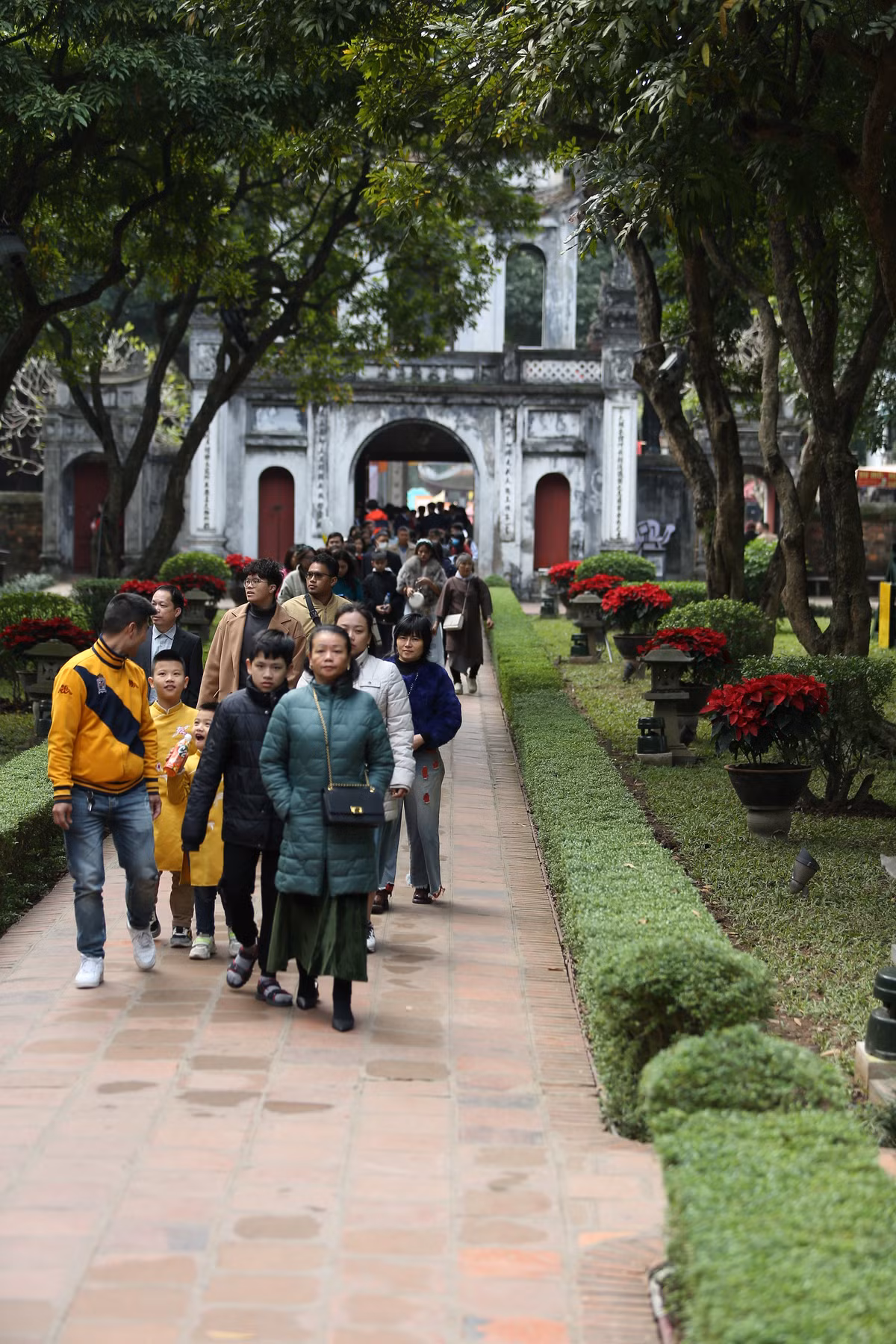 Ngày 12/2, tức mùng 3 Tết Giáp Thìn 2024, người dân Hà Nội hào hứng du xuân ngày đầu năm mới. Hàng ngàn người dân đã tới Văn Miếu - Quốc Tử Giám để thắp hương tưởng nhớ các bậc tiên hiền.