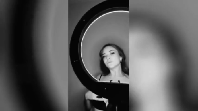 Hiệu trưởng trường tư thục Số 1 nhận định, Viktoria có "quyền tự do" thực hiện video. Tuy nhiên, với tư cách giáo viên, cô gái 23 tuổi này cần tuân thủ chuẩn mực đạo đức của nhà trường hoặc sẽ phải chịu hình thức kỷ luật.