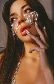 Học sinh của Viktoria và cha mẹ chúng cảm thấy sốc khi thấy video của cô giáo hot girl này. gay lập tức, họ khiếu nại với ban giám hiệu nhà trường.