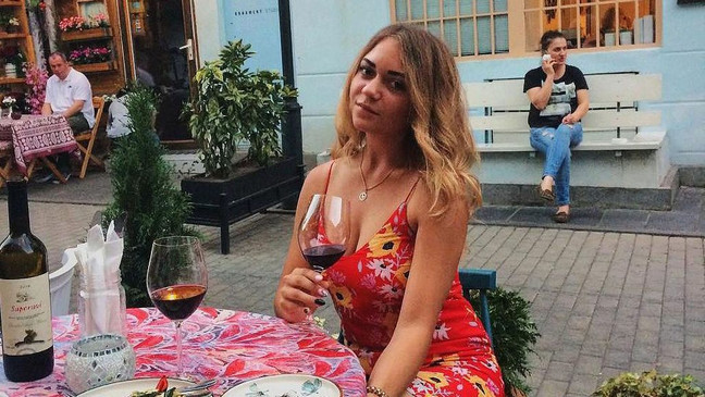 Cụ thể, theo tờ The Sun, Viktoria cho biết: "Những video đó không dành cho học sinh. Phụ huynh này yêu cầu tôi đóng tài khoản nhưng tôi từ chối. Thay vào đó, tôi đã chặn cả hai mẹ con họ, tuy nhiên mọi chuyện đã quá muộn".