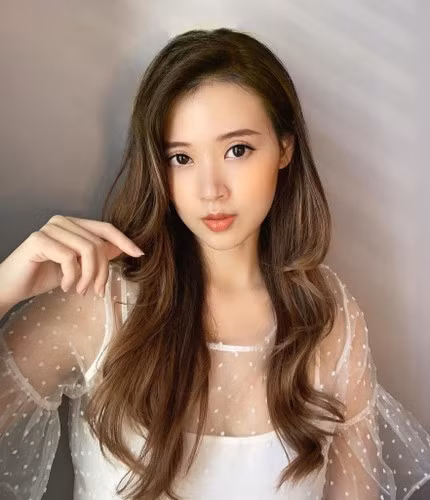 Khi lên giảng đường, Midu diện trang phục giản dị, nhã nhặn phù hợp với vai trò của một giảng viên.