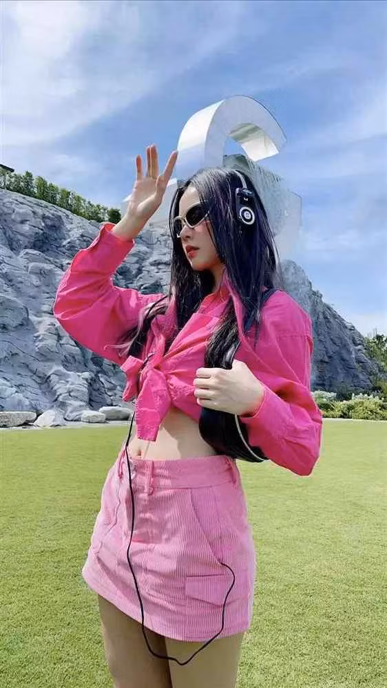 Ở phần bình luận bài đăng, rất nhiều người ngợi khen nhan sắc tuổi 33 của hot girl đình đám đất Sài thành.