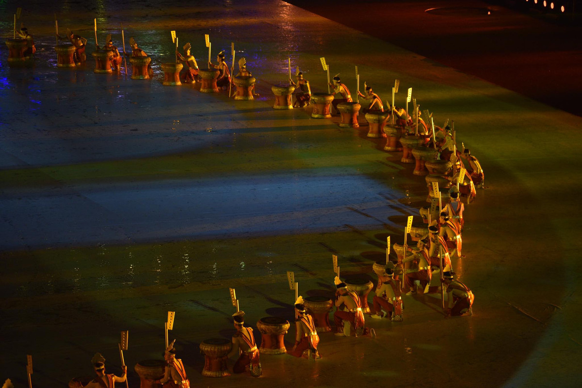 Chưa dừng lại ở đó, sau khi lễ khai mạc SEA Games 31 diễn ra, nhiều người đã phải dành lời khen cho tổng đạo diễn NSƯT Trần Ly Ly, Quyền Cục trưởng Cục Nghệ thuật biểu diễn, Bộ Văn hóa-Thể thao và Du lịch.