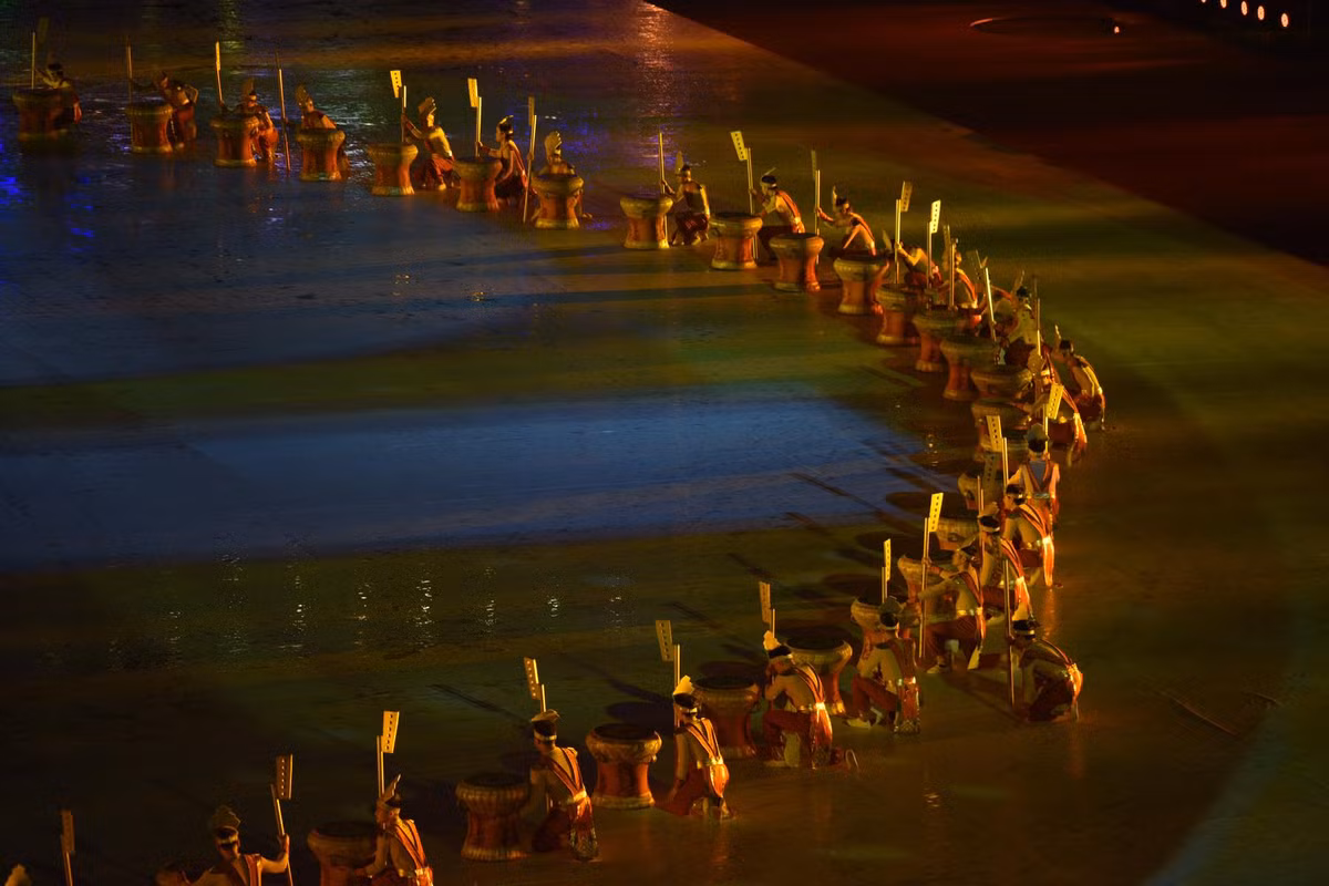 Chưa dừng lại ở đó, sau khi lễ khai mạc SEA Games 31 diễn ra, nhiều người đã phải dành lời khen cho tổng đạo diễn NSƯT Trần Ly Ly, Quyền Cục trưởng Cục Nghệ thuật biểu diễn, Bộ Văn hóa-Thể thao và Du lịch.