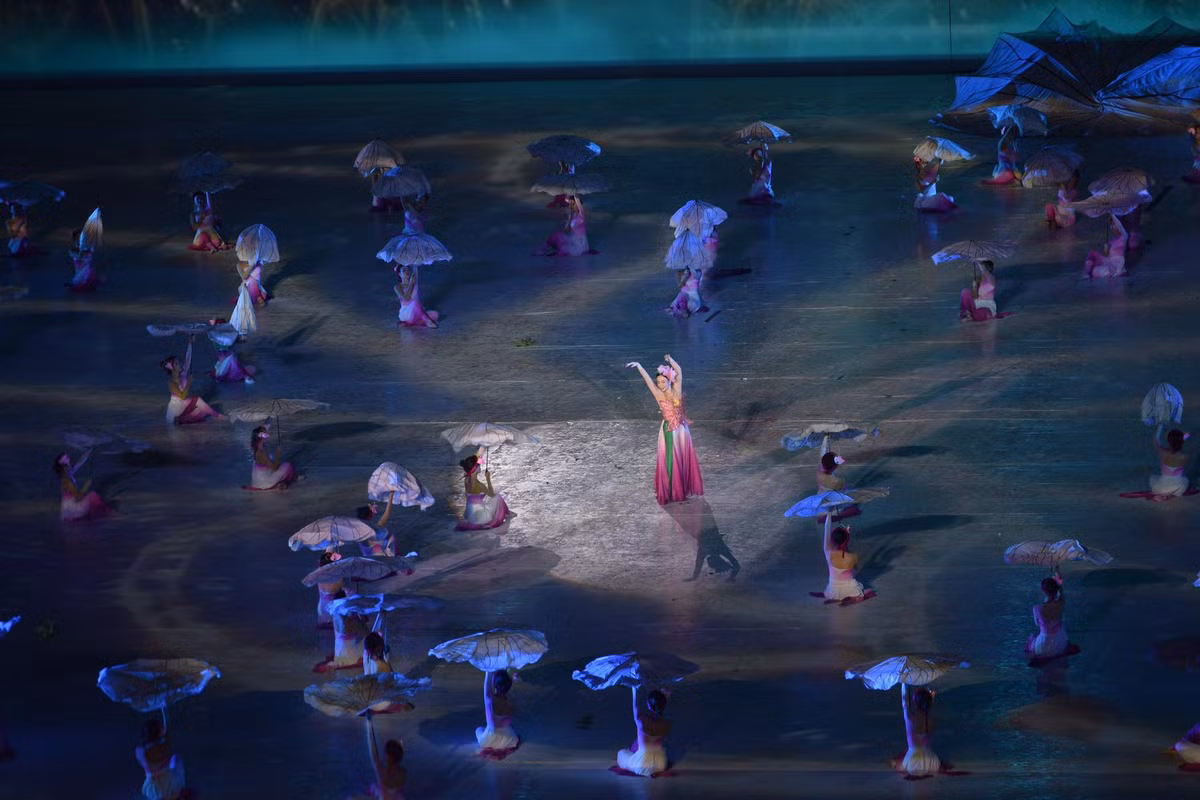 Chia sẻ với báo chí, tổng đạo diễn NSƯT Trần Ly Ly, Quyền Cục trưởng Cục Nghệ thuật biểu diễn, Bộ Văn hóa-Thể thao và Du lịch từng cho biết bà và các nghệ sĩ đã gần như "ăn, ngủ" tại Sân vận động Quốc gia Mỹ Đình để rà soát kỹ càng mọi khâu chuẩn bị về kỹ thuật, chuyên môn.