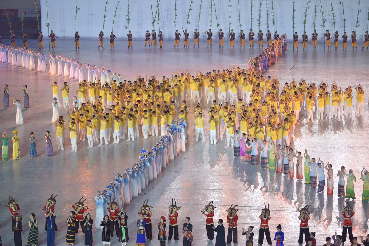 NSƯT Trần Ly Ly chia sẻ: "Đây là tinh thần chung, chúng ta hân hoan để cùng tỏa sáng với tất cả 11 các nước anh em, 64 dân tộc Việt Nam và rất nhiều linh vật của Đại hội Thể thao Đông Nam Á, thể hiện một Việt Nam thân thiện và lay động lòng người". Chương trình Lễ khai mạc tối nay 12/5 sẽ được phát sóng trực tiếp trên sóng trực tiếp trên sóng truyền hình.