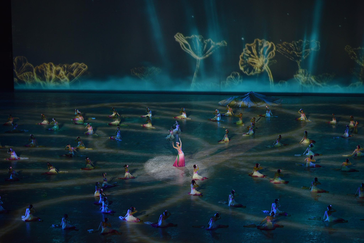 Trọng trách lớn khi được tin tưởng giao cho một sự kiện mang tầm cỡ khu vực, nữ tổng đạo diễn NSƯT Trần Ly Ly gặp không ít áp lực bởi lễ khai mạc này là bộ mặt của Việt Nam với bạn bè quốc tế.