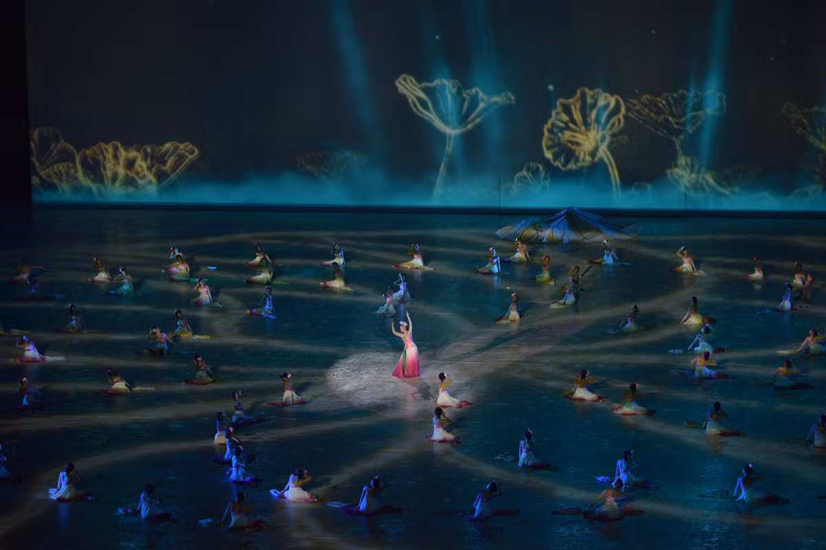 Trọng trách lớn khi được tin tưởng giao cho một sự kiện mang tầm cỡ khu vực, nữ tổng đạo diễn NSƯT Trần Ly Ly gặp không ít áp lực bởi lễ khai mạc này là bộ mặt của Việt Nam với bạn bè quốc tế.