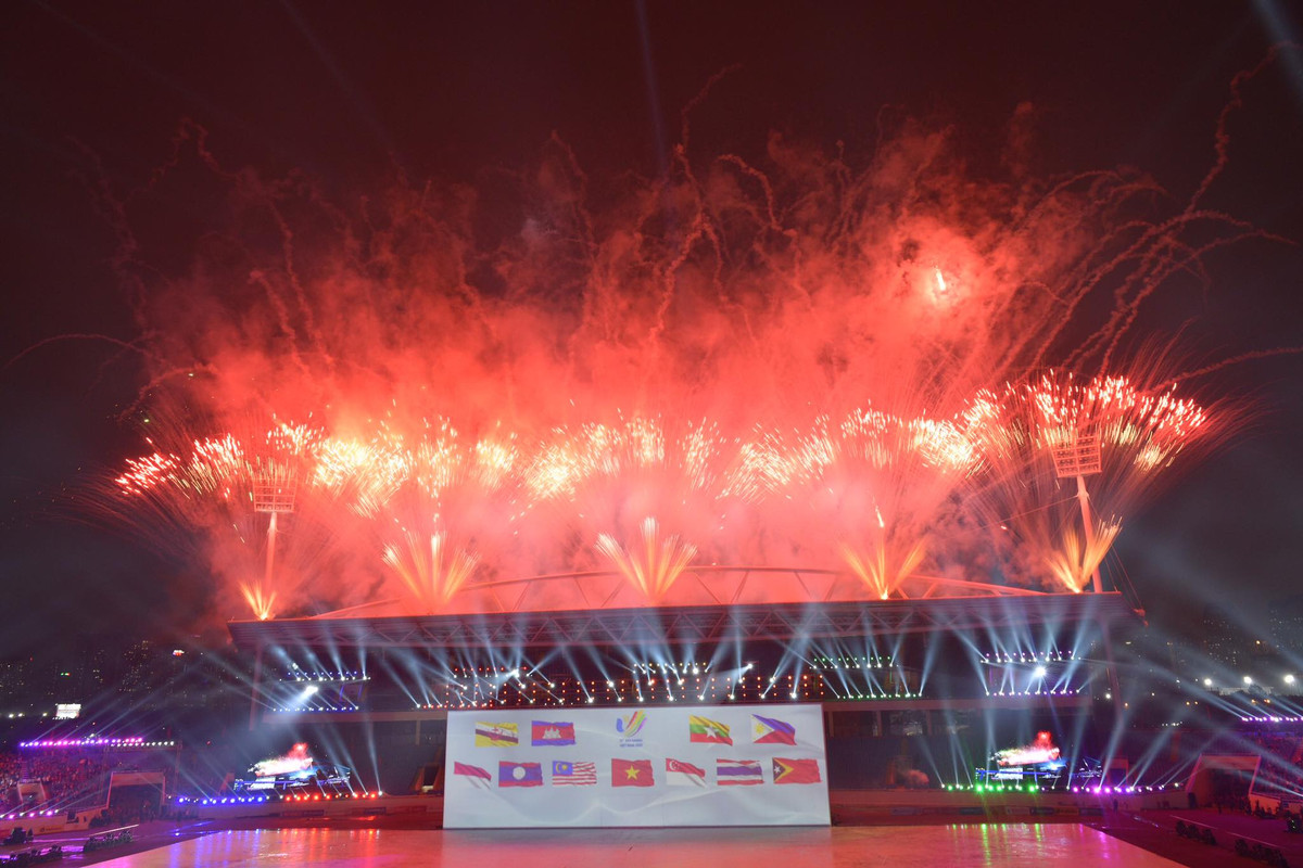 Từ lúc đầu mới xây dựng kịch bản, đến xây dựng đội ngũ, đến hôm nay chúng tôi đã có sân khấu tuyệt vời với 8.000m2 và sân khấu mặt dựng 800m2 trên sân Mỹ Đình cùng chương trình đã định hình khá rõ nét". Quyền Cục trưởng Cục Nghệ thuật biểu diễn, Bộ Văn hóa-Thể thao và Du lịch cho biết thêm.