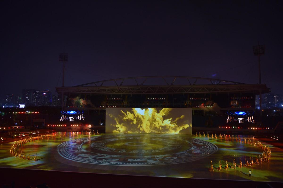 Mở đầu phần khai mạc, NSƯT Trần Ly Ly đã khắc họa rõ nét truyền thống, lịch sử của người Việt Nam qua những hình tượng quá đỗi quen thuộc nhưng được nâng tầm lên mức nghệ thuật như Rồng, cây tre, hoa sen, tranh Đông Hồ.