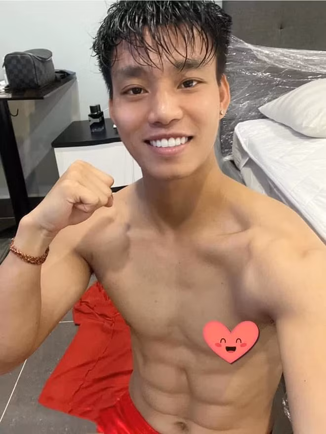 Cứ nhìn ảnh của Vũ Văn Thanh khoe những "múi sầu riêng" là nội tâm dân mạng không khỏi gào thét: Wowwwwww