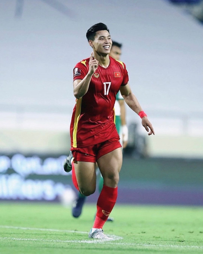 Mà không chỉ múi "sầu riêng", Văn Thanh còn gây ấn tượng với dân mạng bằng đôi chân "cột đình" của mình.