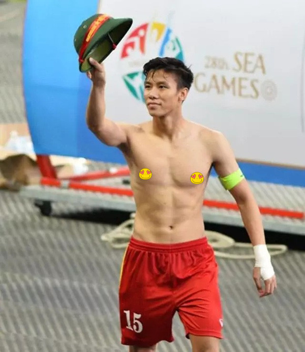 Hiếm khi khoe body 6 múi nhưng chỉ cần đội trưởng Quế Ngọc Hải cởi áo là mọi người lại thả tim tới tấp.