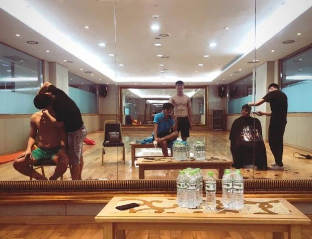 Cũng thuộc kiểu hiếm khi show body nên mỗi lần Duy Mạnh cởi trần đều khiến dân mạng xuýt xoa vì sự vạm vỡ, cơ bụng múi nào múi nấy.