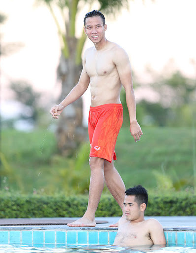 Nhìn những khối múi của đội trưởng đội tuyển Việt Nam, hội chị em không khỏi mê mệt.