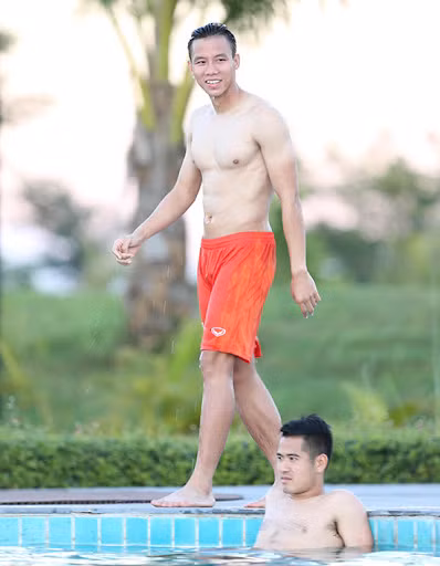 Nhìn những khối múi của đội trưởng đội tuyển Việt Nam, hội chị em không khỏi mê mệt.