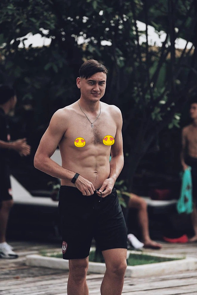 Đặng Văn Lâm cùng với những múi "sầu riêng" cuồn cuộn khiến dân tình náo loạn cách đây không lâu.