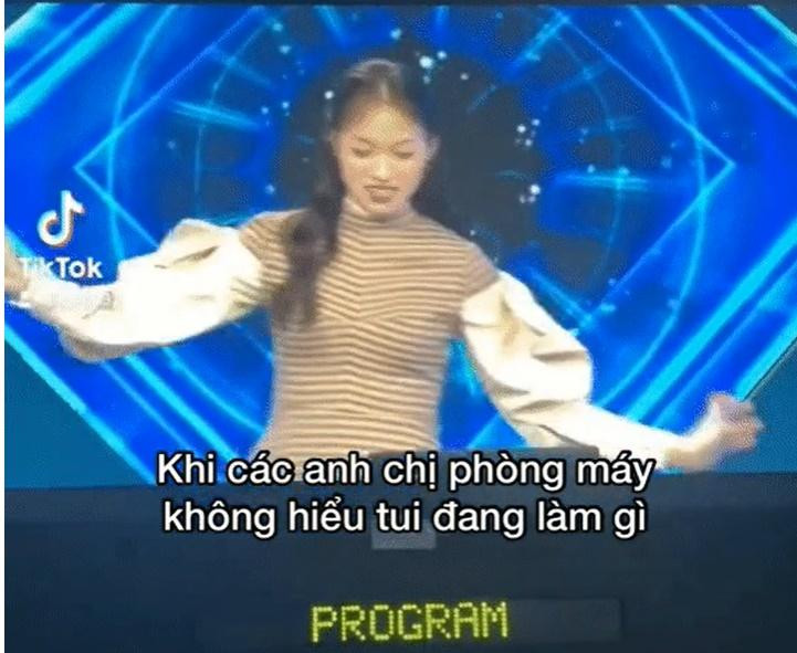 Video mới lên sóng của Khánh Vy quay lại hình ảnh của cô nàng lúc giải lao khi đang ghi hình Đường Lên Đỉnh Olympia. Thay vì nghỉ ngơi lấy sức hay xem qua kịch bản, nữ MC này lại có những hành động khó hiểu khi múa may quay cuồng kết hợp với biểu cảm "khó đỡ".