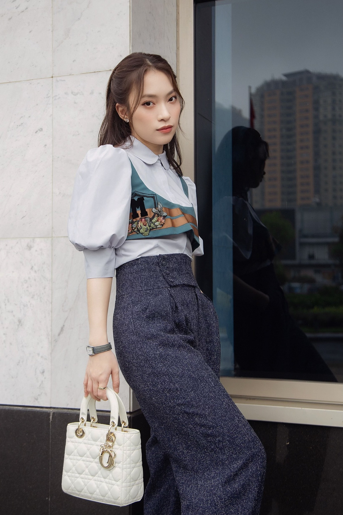 Năm 2017, Khánh Vy trở thành đại diện Việt Nam, sang Nhật Bản phỏng vấn dàn cast ngôi sao của Marvel ở bộ phim Vệ Binh Dải Ngân Hà 2. Cùng thời điểm, cô nàng được mời dẫn chương trình ở bản tin thời sự của VTC1 mang tên Thế Giới Nghiêng và trở thành MC thời sự nhỏ tuổi nhất thời điểm ấy.