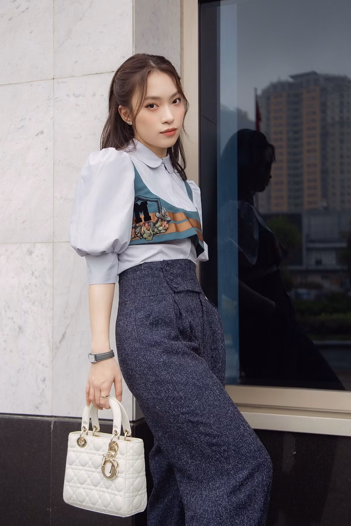 Năm 2017, Khánh Vy trở thành đại diện Việt Nam, sang Nhật Bản phỏng vấn dàn cast ngôi sao của Marvel ở bộ phim Vệ Binh Dải Ngân Hà 2. Cùng thời điểm, cô nàng được mời dẫn chương trình ở bản tin thời sự của VTC1 mang tên Thế Giới Nghiêng và trở thành MC thời sự nhỏ tuổi nhất thời điểm ấy.