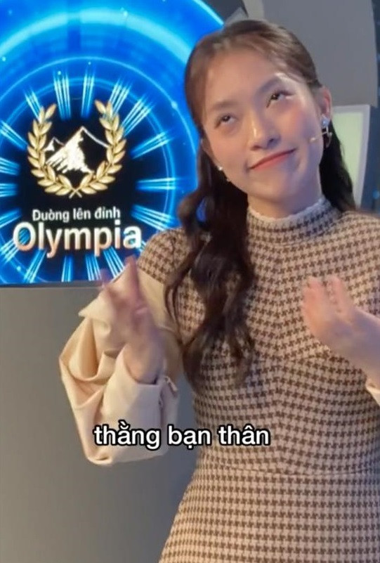 Ngay sau đó, Khánh Vy cũng giải thích cho hành động của mình là đang quay video TikTok nhưng hơi fail nên thành ra được bữa "tấu hài" cho cả trường quay.