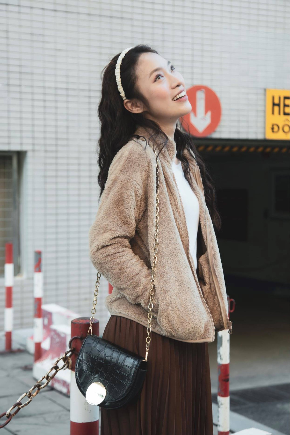 Trong suốt thời gian ngồi ghế nhà trường, Khánh Vy luôn cho thấy là một cô sinh viên "đa zi năng" khi cộng tác với các đài truyền hình ở vị trí dẫn chương trình.