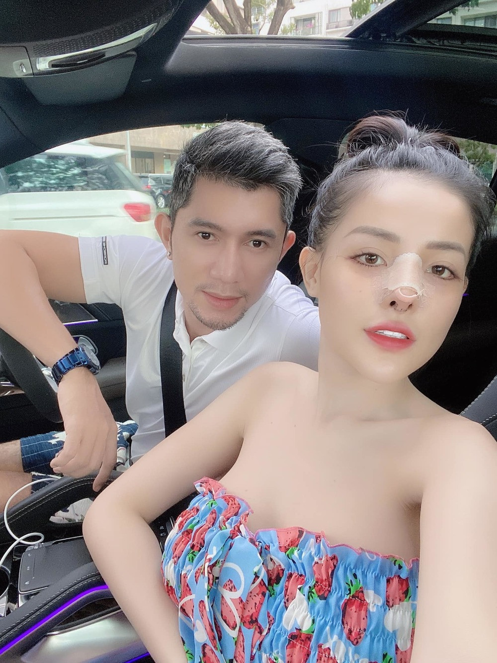 Cặp đôi thị phi này vui vẻ khoe những khoảnh khắc trên chiếc xế hộp mới của mình.