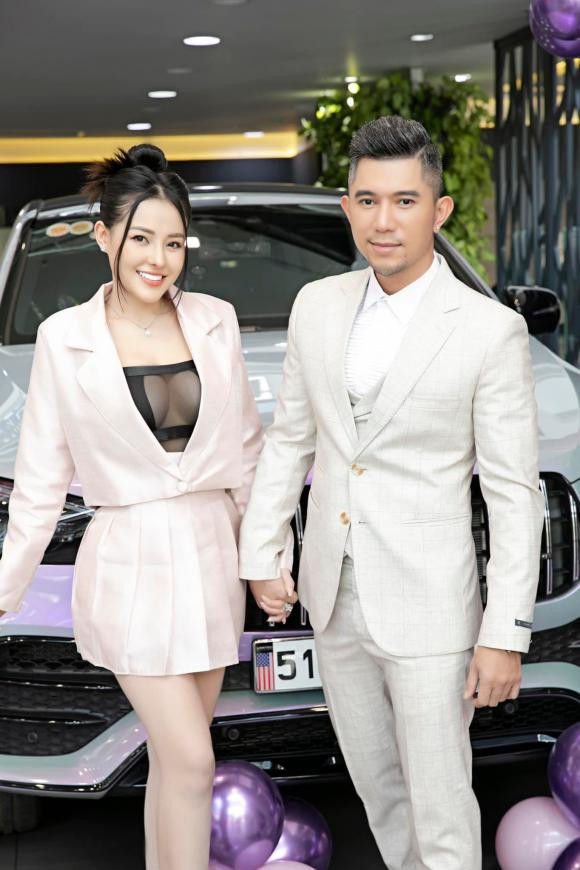 Cách đây 2 ngày trước (4/1), Ngân 98 đã đăng tải một đoạn clip khoe xế hộp tiền tỉ vừa được tậu.