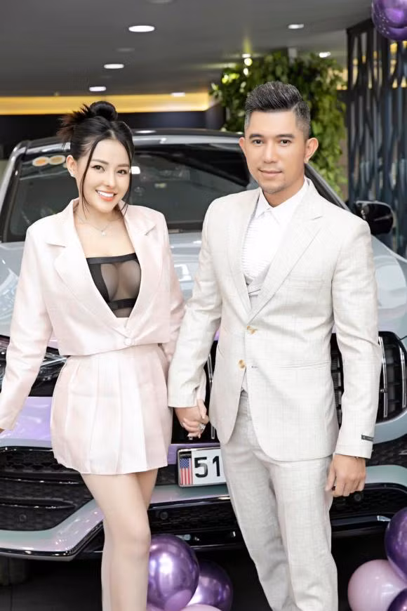 Cách đây 2 ngày trước (4/1), Ngân 98 đã đăng tải một đoạn clip khoe xế hộp tiền tỉ vừa được tậu.