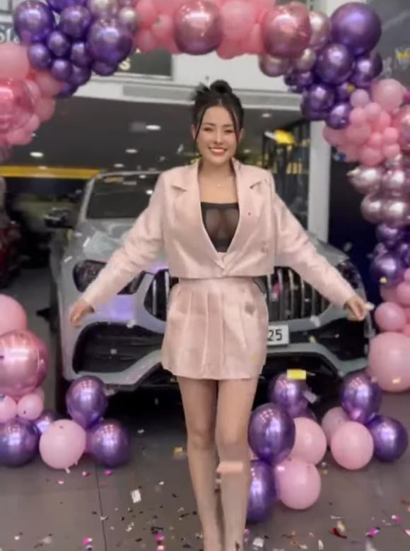 Có thể thấy, trông hot girl Ngân 98 này vô cùng hớn hở và hạnh phúc vì sau bao nhiêu nỗ lực, cuối cùng cô nàng cũng đã tậu được một chiếc xế hộp cực kì sang chảnh.
