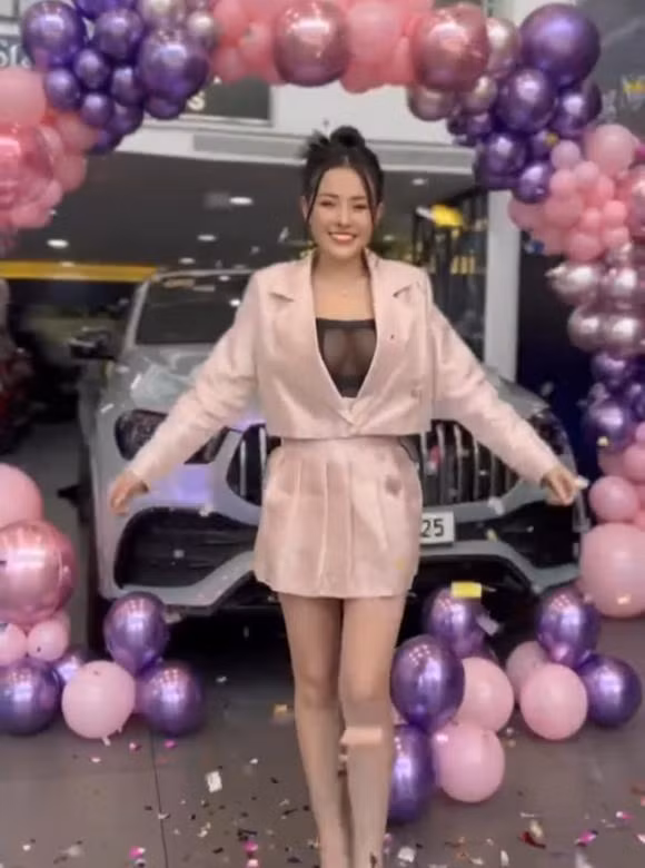 Có thể thấy, trông hot girl Ngân 98 này vô cùng hớn hở và hạnh phúc vì sau bao nhiêu nỗ lực, cuối cùng cô nàng cũng đã tậu được một chiếc xế hộp cực kì sang chảnh.