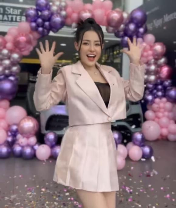 Sau đó trên mạng xã hội, xuất hiện những bình luận phủ nhận sự cố gắng của Ngân 98. Họ đánh giá hot girl thị phi này chỉ biết dùng tiền của bạn trai, thậm chí chê bai chỉ vì cho rằng chiếc xe này được mua trả góp.