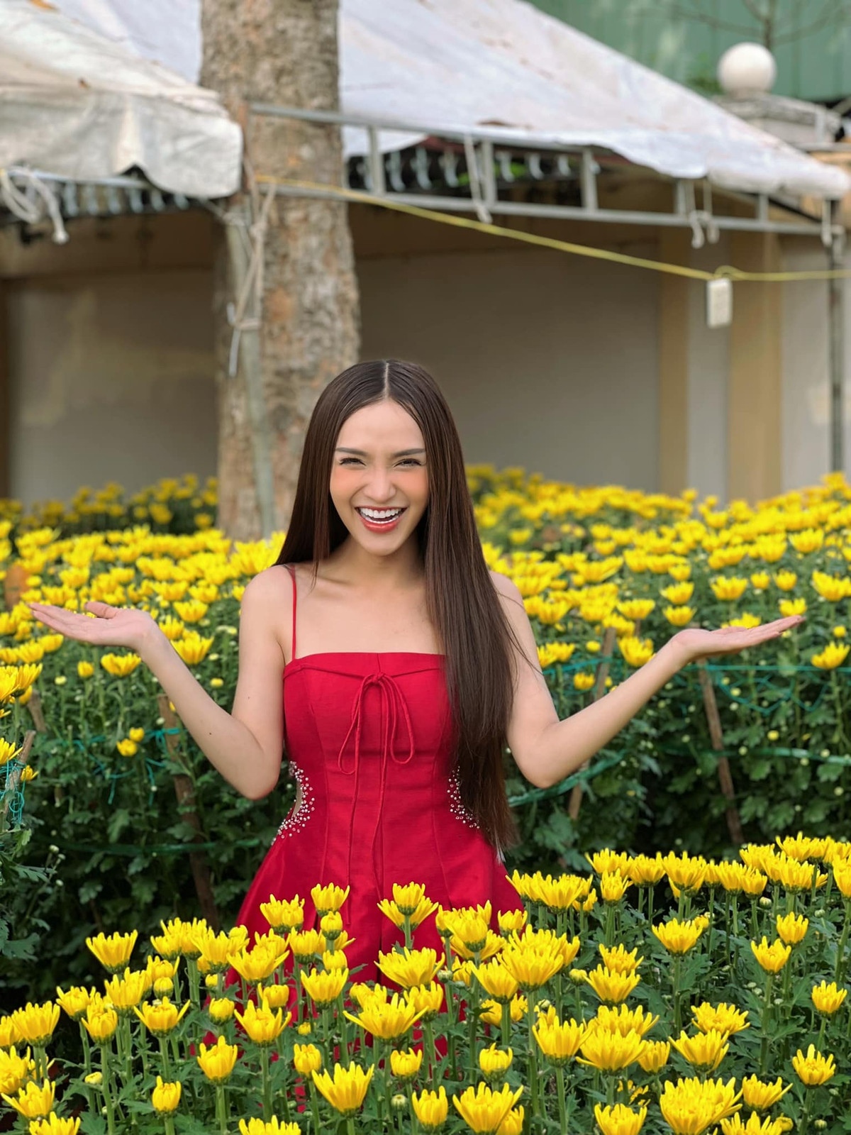 Cô gái Đồng Nai từng có hoạt động thiện nguyện, trao các suất học bổng cho học sinh nghèo ở trường cấp 2 cô từng theo học. Trong tà áo dài màu trắng, được nhà trường và thầy cô chào đón, Kỳ Hân thấy cuộc đời mình viên mãn. Được làm con gái một cách trọn vẹn, được theo đuổi công việc mình yêu thích, Kỳ Hân thấy mình thực sự là “nữ hoàng của cuộc đời mình”.