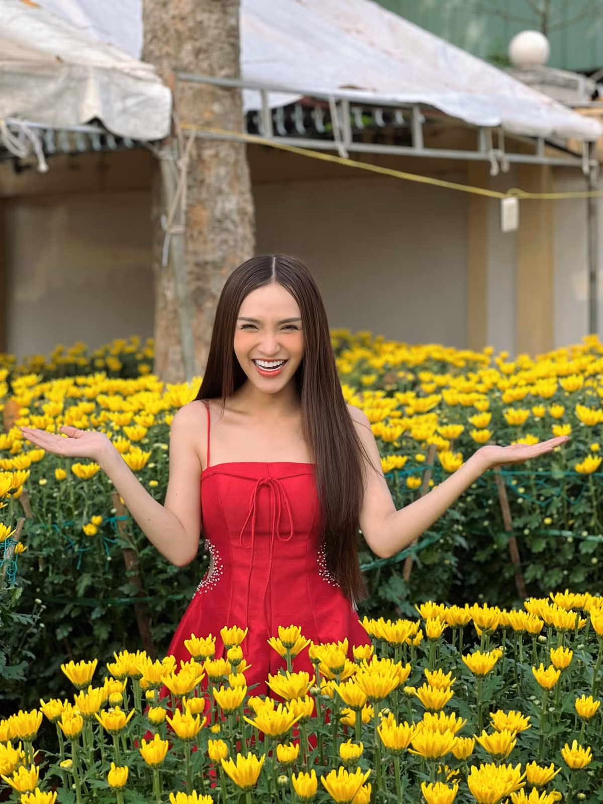 Cô gái Đồng Nai từng có hoạt động thiện nguyện, trao các suất học bổng cho học sinh nghèo ở trường cấp 2 cô từng theo học. Trong tà áo dài màu trắng, được nhà trường và thầy cô chào đón, Kỳ Hân thấy cuộc đời mình viên mãn. Được làm con gái một cách trọn vẹn, được theo đuổi công việc mình yêu thích, Kỳ Hân thấy mình thực sự là “nữ hoàng của cuộc đời mình”.