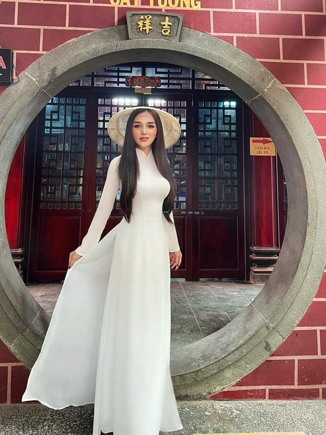 Sau khi tốt nghiệp, Kỳ Hân làm việc cho một vài công ty nước ngoài và mở lớp kèm Tiếng Anh buổi tối cho các học sinh.