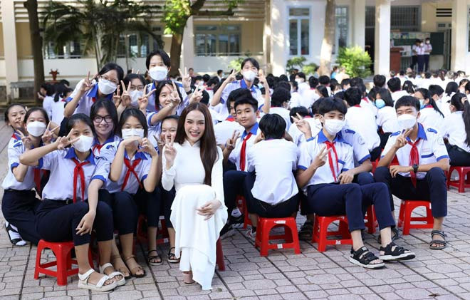 Năm 2017, khi đã trưởng thành, có một công việc ổn định ở một công ty nước ngoài, Kỳ Hân mới đủ can đảm “come out”. Cô vấp phải sự phản đối vô cùng dữ dội từ gia đình. Ba mẹ gọi cô là “đứa tâm thần”, “thằng điên”… Họ hàng gán cho cô rất nhiều căn bệnh tồi tệ.