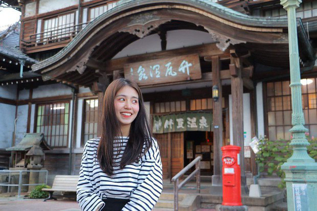 Điểm thi Đại học của Mẫn Tiên cao chót vót là 26,5 nhưng cô nàng quyết định du học khi nhận được học bổng bán phần ngành Văn hóa – Xã hội – Truyền thông của ĐH Ritsumeikan Asia Pacific University (Oita, Nhật Bản).