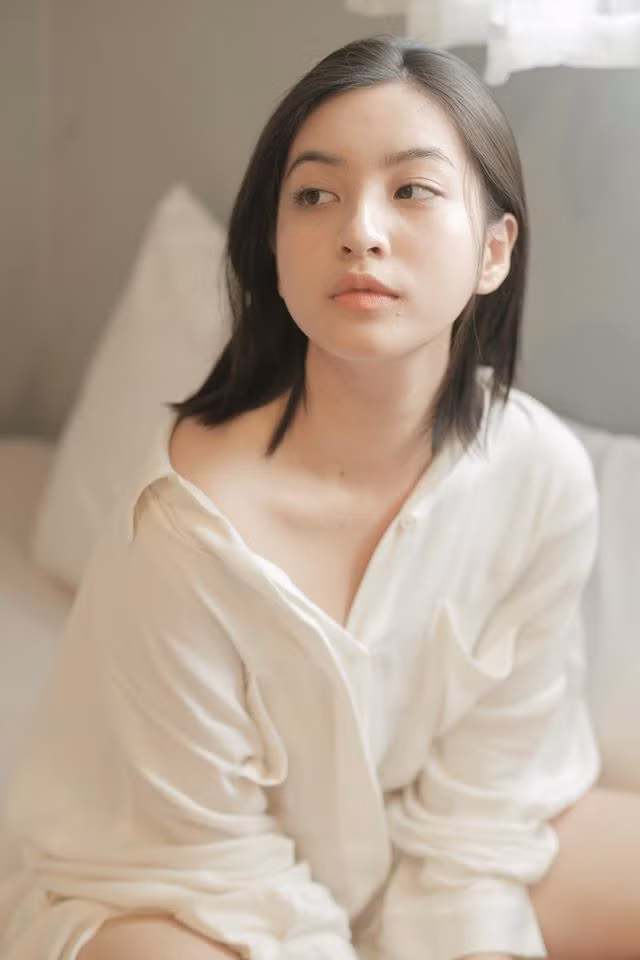 Thảo Tâm sinh năm 2000, là cô nàng không chỉ xinh đẹp mà còn có thành tích học tập cực tốt với biệt danh "hot girl IELTS" bởi thành tích 8.5 Ielts trước đó.