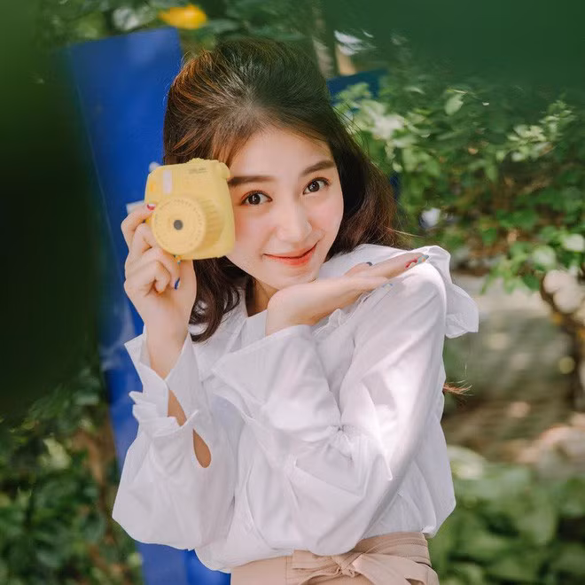 Nguyễn Thị Mẫn Tiên – hot girl xinh đẹp của đất Hà Thành từng gây bão bởi vẻ đẹp xinh xắn cùng nước da trắng hồng, đôi mắt to và cách chỉnh sửa ảnh chất lừ trên trang cá nhân.