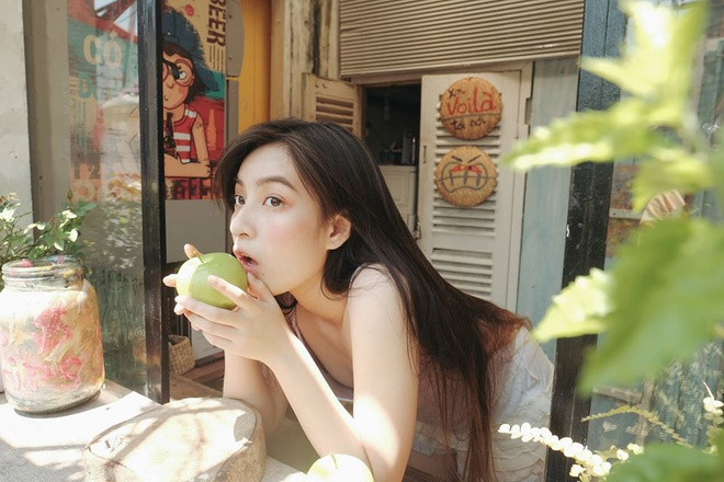 Không cậy vào danh xưng hot girl để hoạt động nghệ thuật, Thảo Tâm là một cô gái có nhiều thành tích đáng nể khác trong học tập, điểm thi THPT rất cao và nhận học bổng toàn phần của trường ĐH Fulbright – Mỹ. Tuy nhiên, cô nàng quyết định ở lại Việt Nam để theo đuổi con đường nghệ thuật và đã thành công.