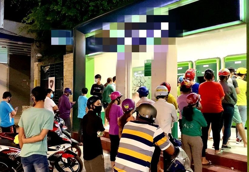 Một số khác cũng đưa ra lời khuyên, cho rằng nên rút tiền càng sớm càng tốt để tránh việc lãng ví thời gian vào chuyện chờ đợi như vậy.