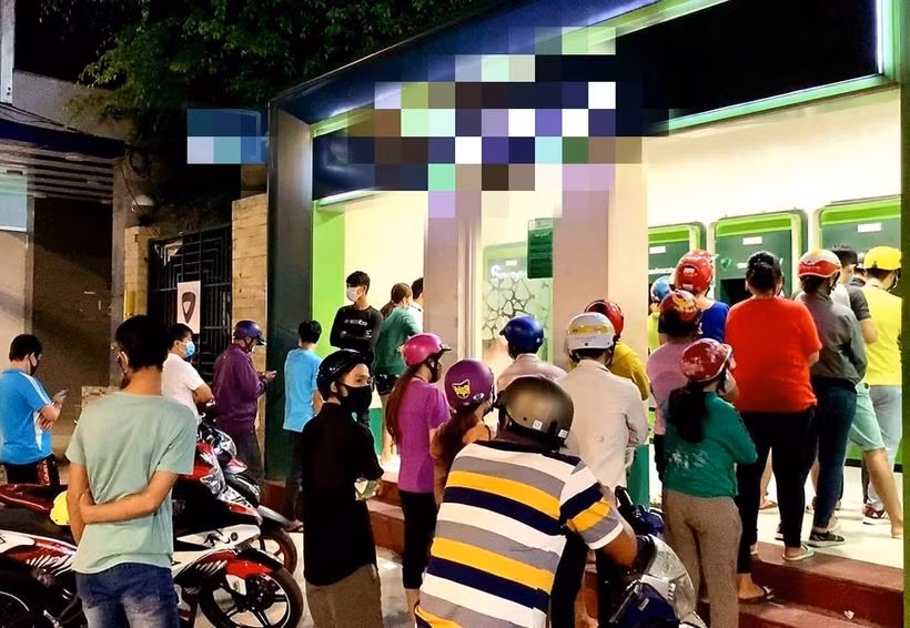 Một số khác cũng đưa ra lời khuyên, cho rằng nên rút tiền càng sớm càng tốt để tránh việc lãng ví thời gian vào chuyện chờ đợi như vậy.