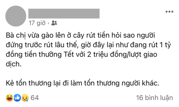 Thậm chí, kể cả khi đã chờ nhiều giờ nhưng một số người vẫn chẳng dám rời khỏi vị trí vì sợ đi rồi... qua Tết cũng khó mà rút được tiền.