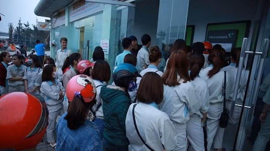 Đặc biệt là các khu công nghiệp, việc người lao động rút tiền mặt để chi tiêu trong dịp Tết khiến cây ATM lúc nào cũng đông đúc.