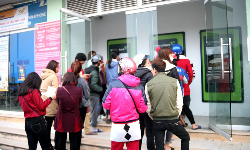 Đoàn người rút tiền cứ nối dài như thế này thì không hiểu rằng bao lâu mới tới lượt mình.
