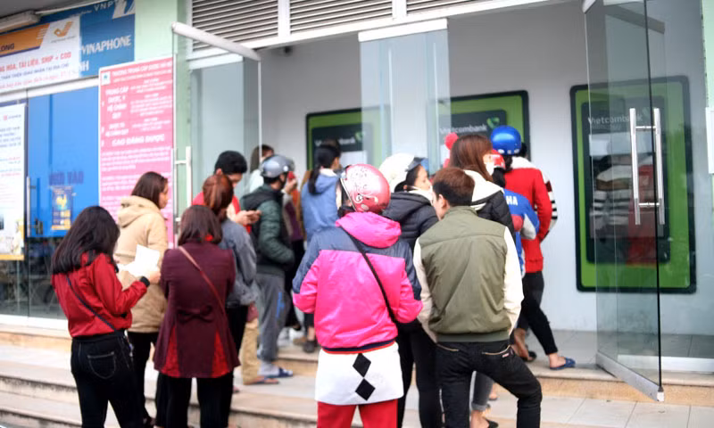 Đoàn người rút tiền cứ nối dài như thế này thì không hiểu rằng bao lâu mới tới lượt mình.