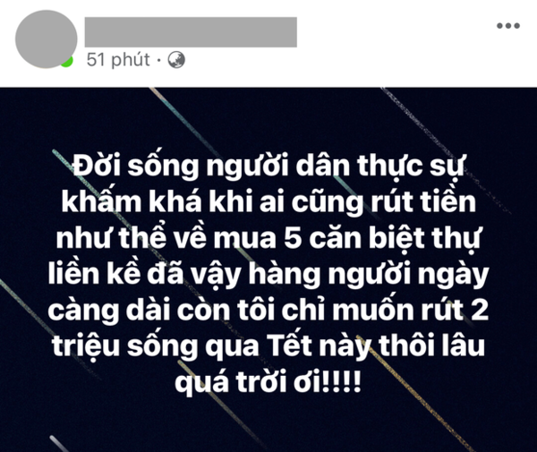 Mặc dù bận rộn tới mức "đầu bù tóc rối", nhiều người vẫn phải kiên nhẫn đứng xếp hàng và chờ đợi cả tiếng đồng hồ trước cây ATM để rút tiền tiêu Tết.