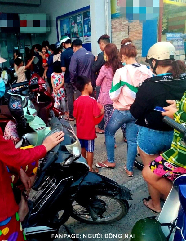 Trên mạng xã hội, không ít những bài đăng của các chị em lên tiếng kêu than về chuyện phải đi rút tiền mặt ở cây ATM những ngày này.