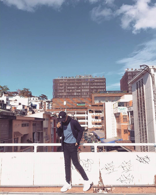 Nếu có dịp lên Đà Lạt gần đây, chắc hẳn ai cũng ngạc nhiên khi dạo một vòng quanh các tuyến đường trung tâm đều thấy xe cộ thưa thớt hơn hẳn.